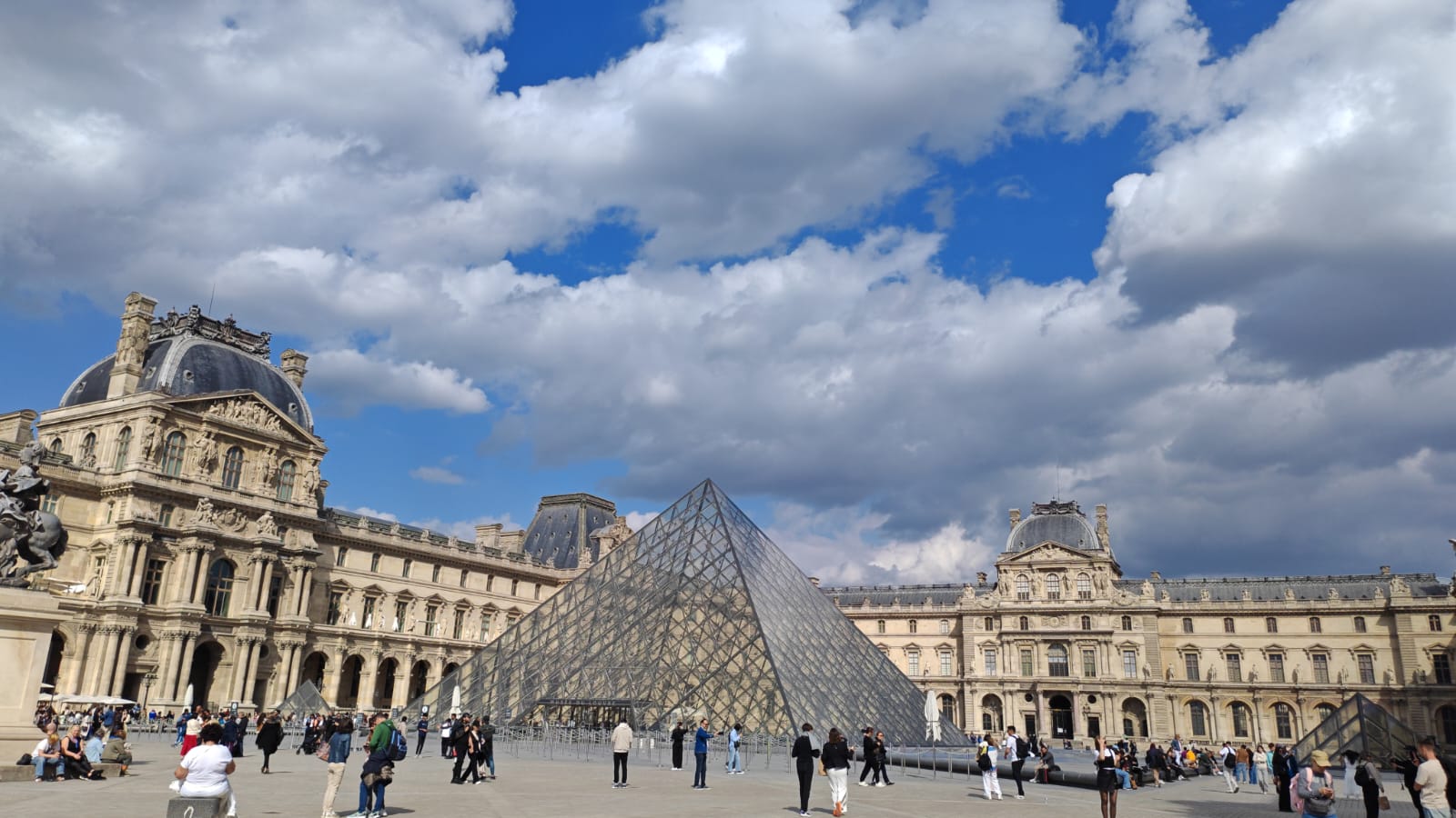 ভাঙা দেবী, রহস্যময় হাসি আর বুঁদ হয়ে থাকা এক দুপুর