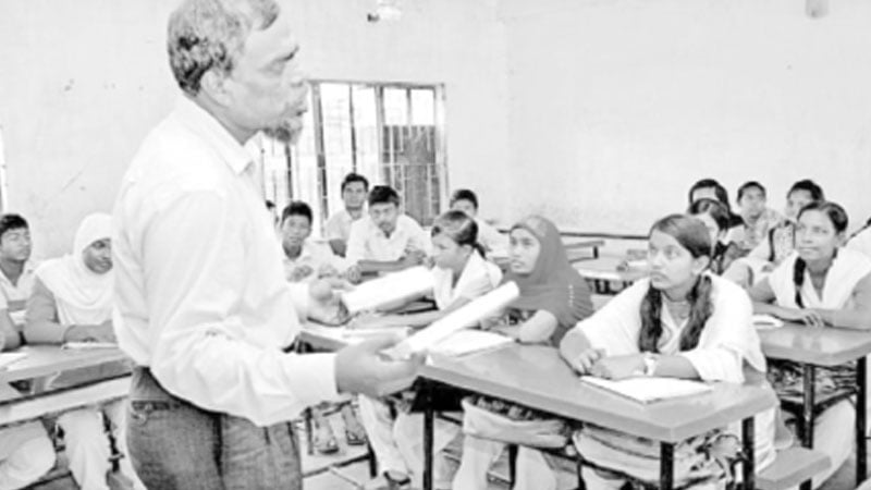 বেসরকারি শিক্ষকদের অবসরকালীন ভোগান্তি কেন