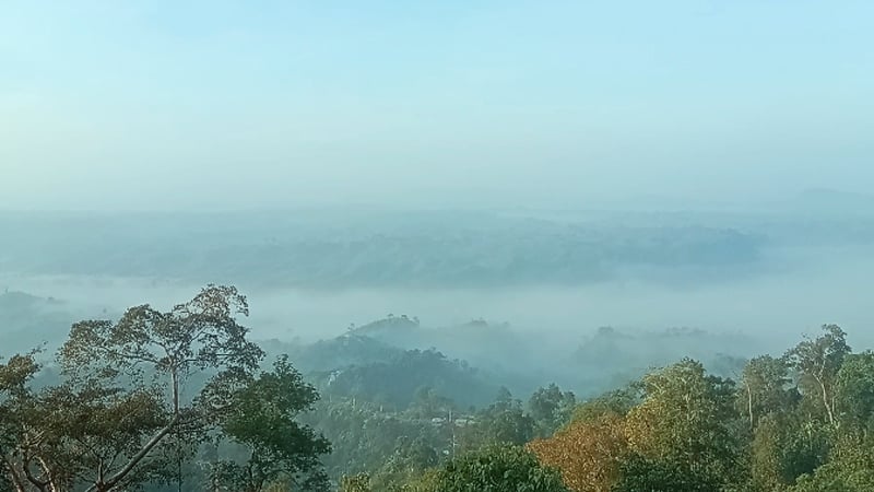 যেন মেঘের ভেলায় ভাসছি...